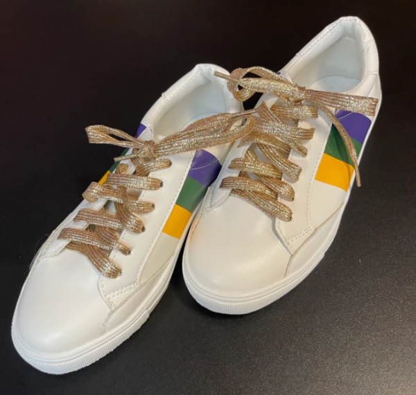 Sepatu sneakers dengan aksen bando berbulu untuk tampilan yang glamor